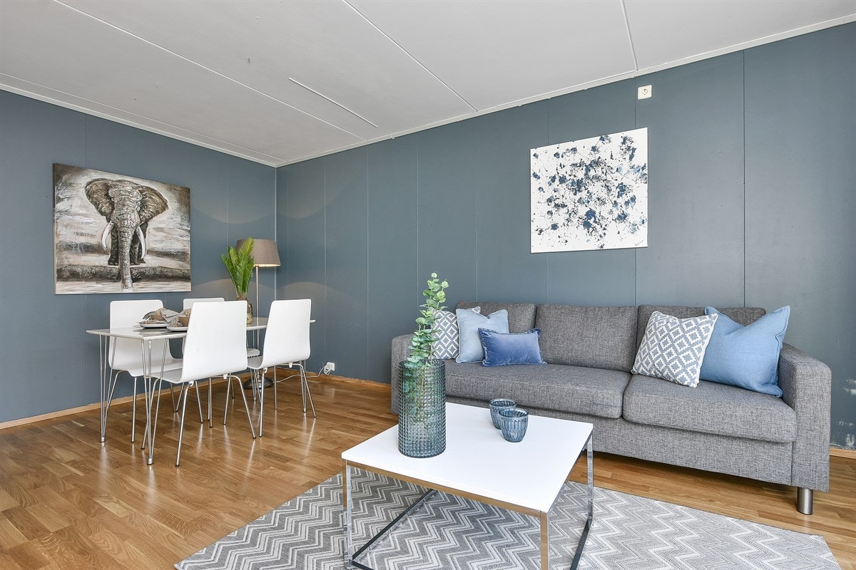 Stuen har plass til spisebord og sofaløsning med tilhørende møblement. Galleribilde