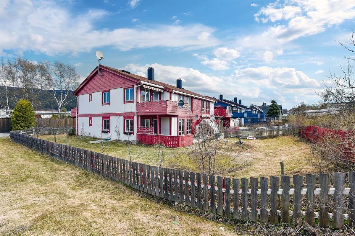 Leiligheten ligger i sentralt til i Mjøndalen i Nedre Eiker kommune. Galleribilde