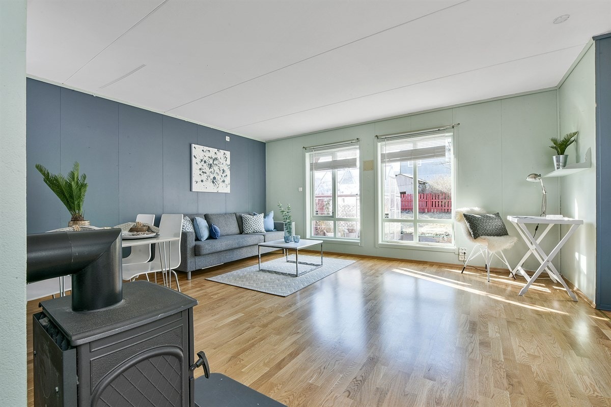 Det er parkett på gulv og veggene er holdt i en sprek og moderne fargekombinasjon. Galleribilde