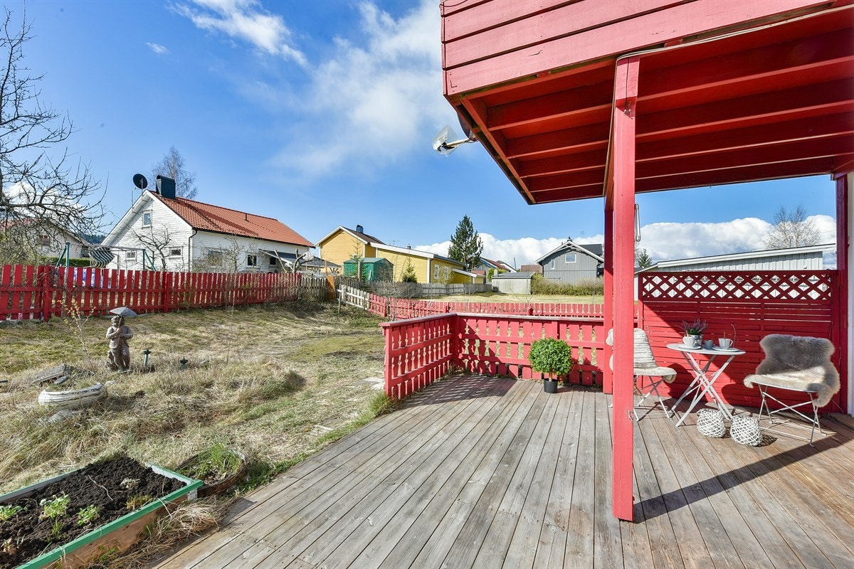 Leiligheten har markterrasse og tilgang til meget stor og idyllisk hage. Sol fra morgen til kveld, reservert p-plass, 3 soverom, peisovn og gangavstand til togstasjon og sentrum! Galleribilde