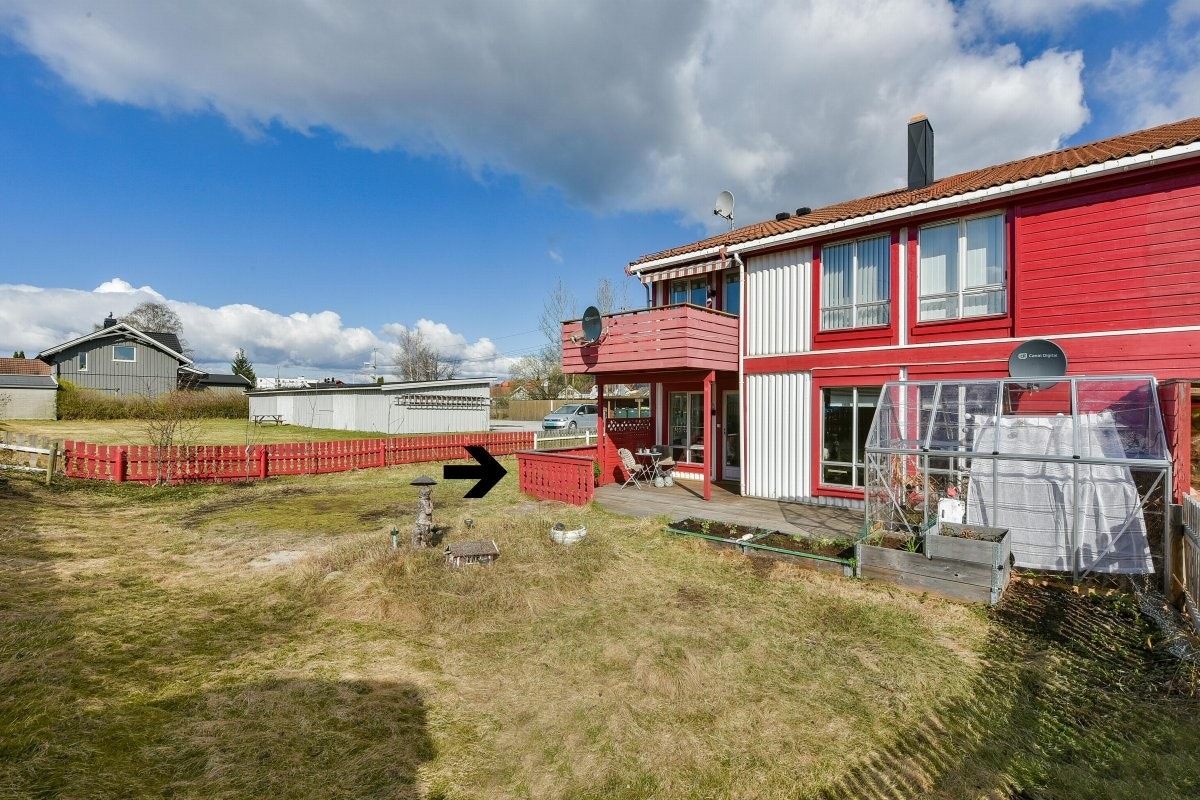 Privatmegleren ved John Granly Steen og Katrine Sunde har gleden av å presentere denne tiltalende 4-roms selveier endeleiligheten med markterrasse beliggende i Mjøndalen sentrum i Nedre Eiker kommune. Galleribilde