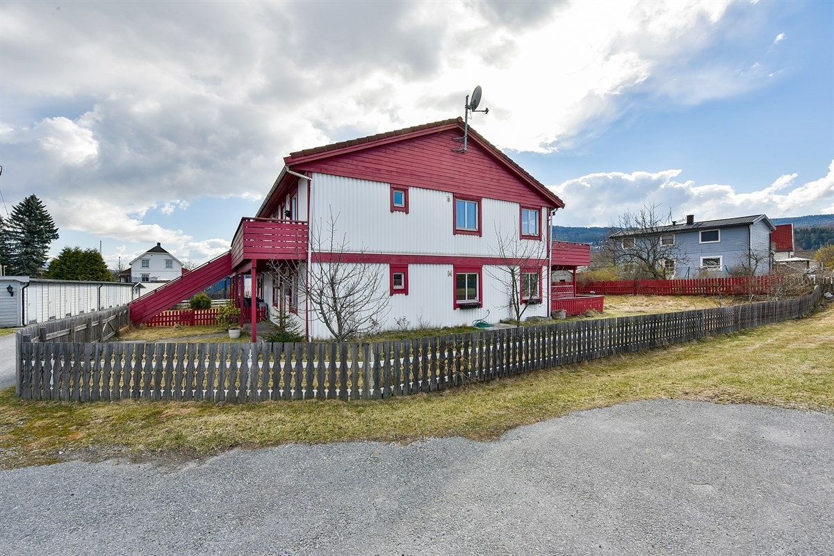 Det er parkering på reservert utendørs parkeringsplass. Galleribilde