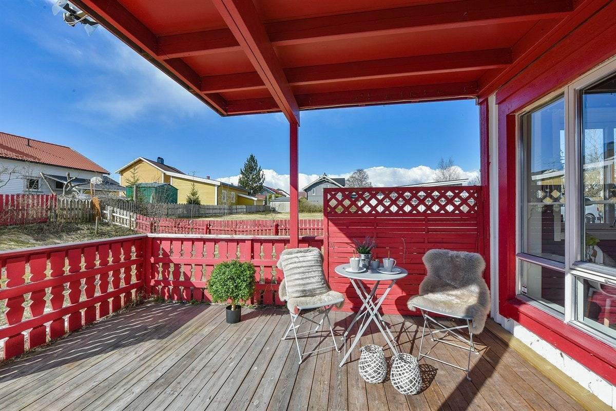 Terrassen er delvis overbygd og har god plass til utemøblement og grill. Galleribilde