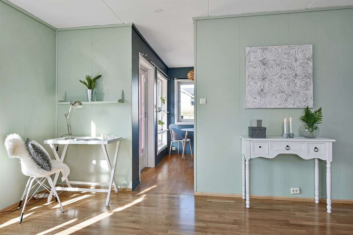Det er plass for en liten kontorpult i stuen. Galleribilde
