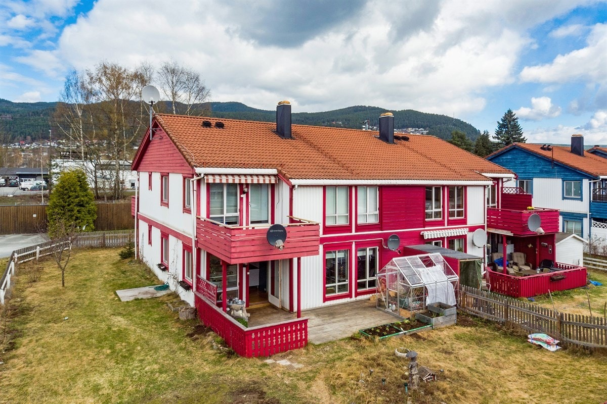 Det er også umiddelbar nærhet til skog og mark der du til fots, på ski eller sykkel kan ta deg rundt i et mylder av merkede løyper og stier. Galleribilde