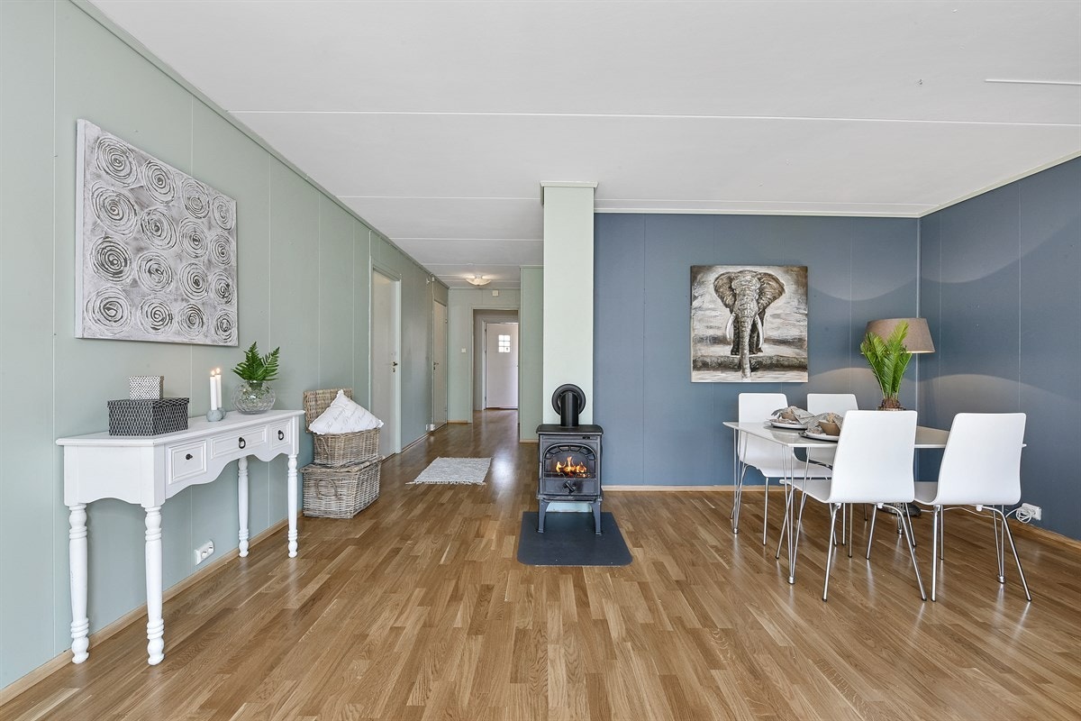 Tiltalende stue med god plass for spisebord. Galleribilde