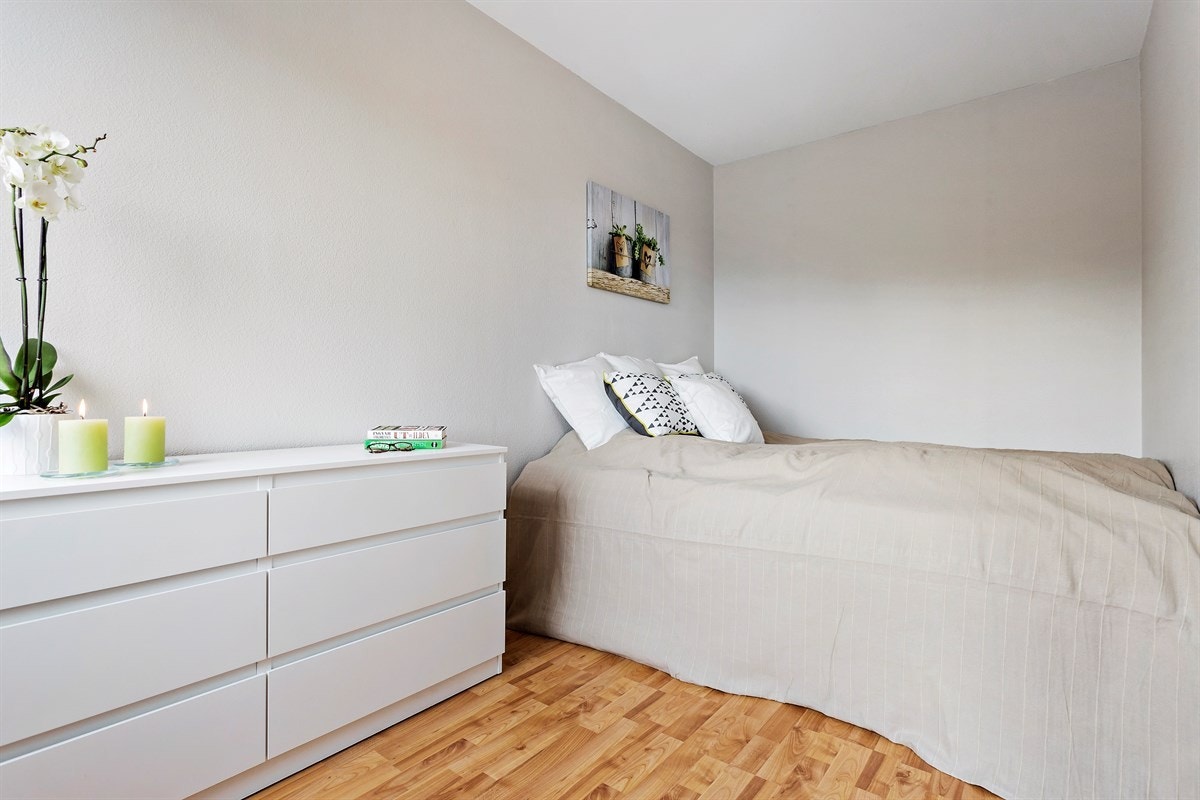 Romslig soverom med plass til både dobbeltseng og garderobeløsning Galleribilde