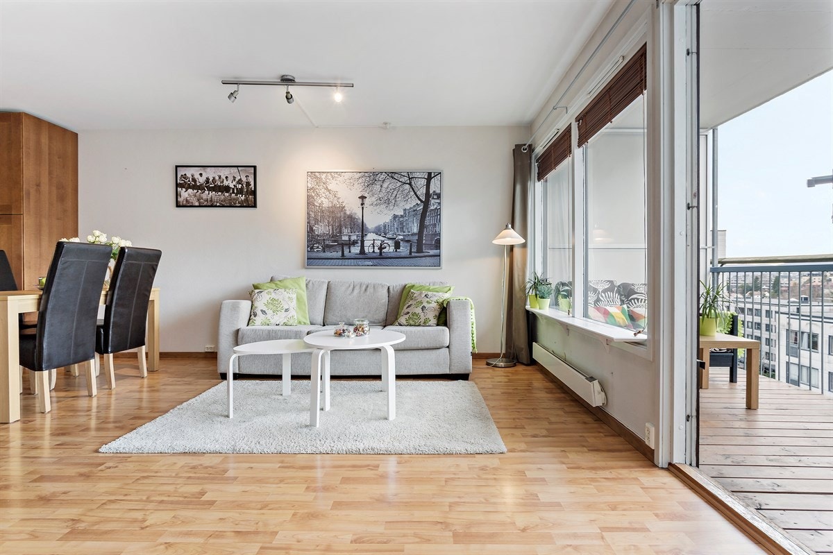 Fra stuen er det utgang til nordvest-vendt veranda på 7 kvm med ettermiddag/kveldssol Galleribilde