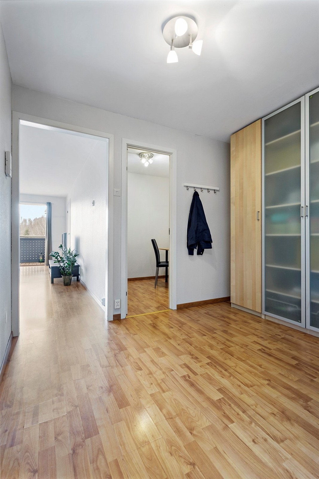 Hyggelig entré med skyvedørsgarderobe Galleribilde