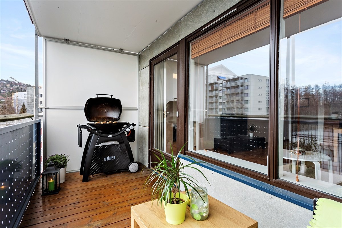 Det er god plass til både sittegruppe og grill på verandaen Galleribilde