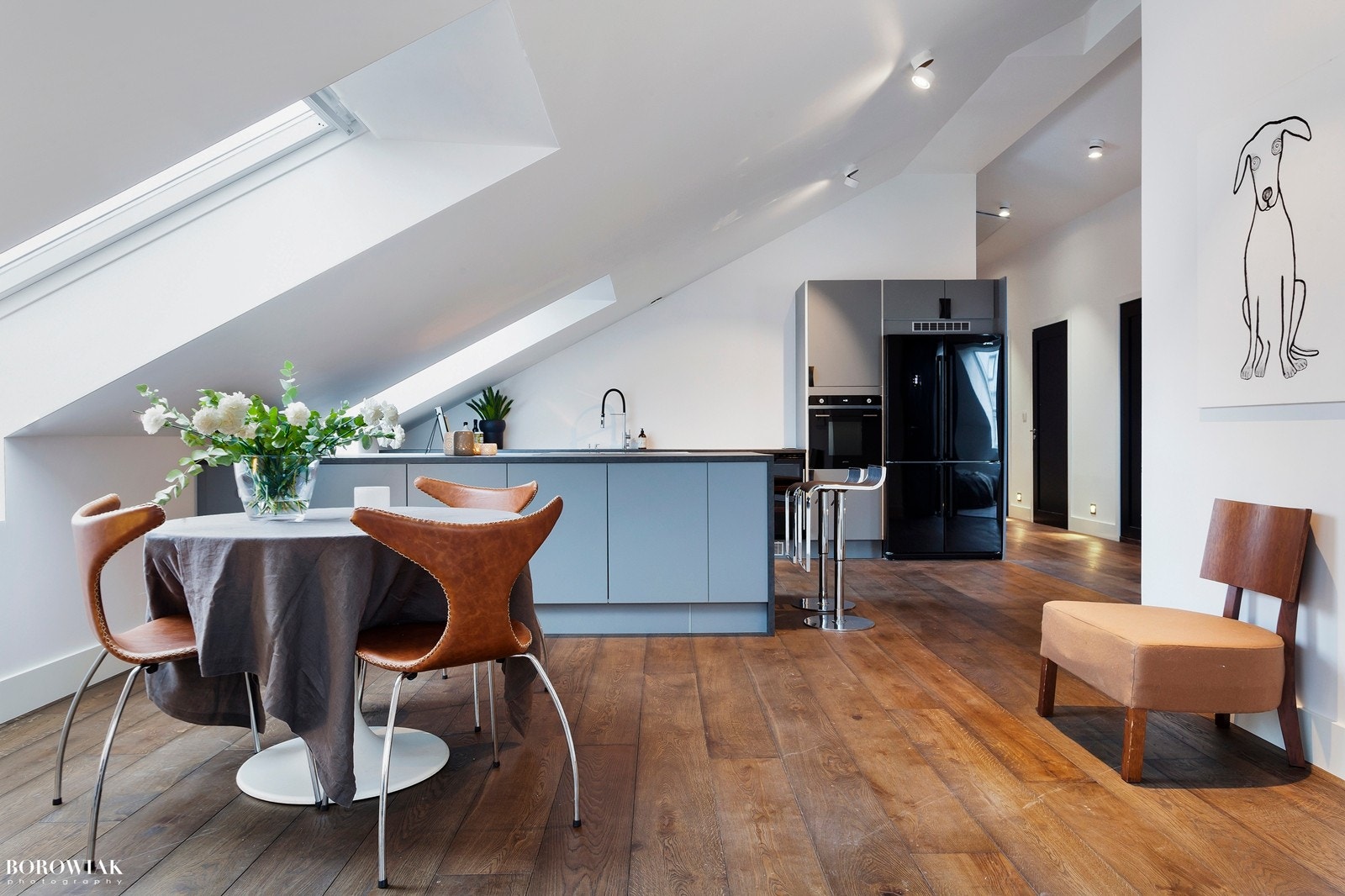 Store vindusflater sørger for god lysinngang Galleribilde