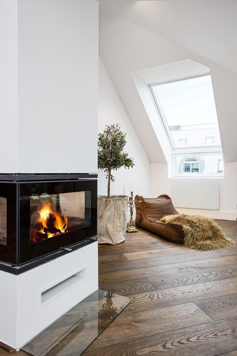 Ny rentbrennende peis med glassfelt på tre sider Galleribilde