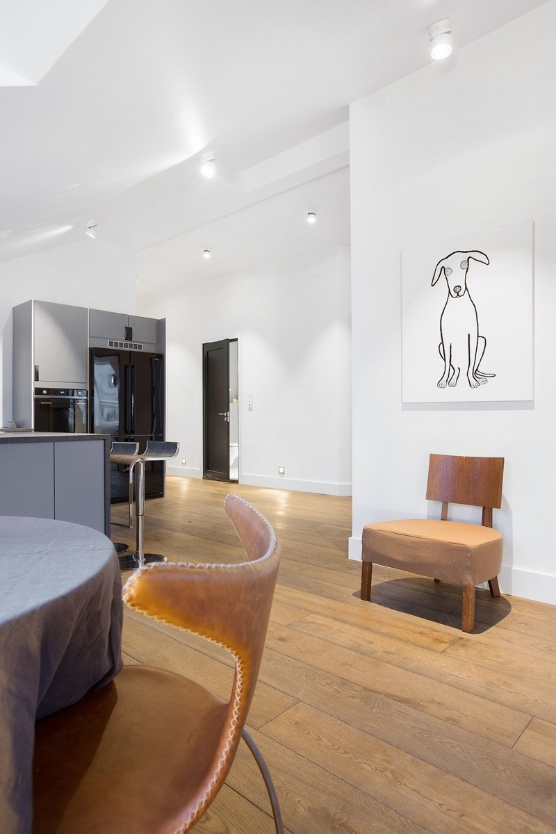 Spisestuen sett mot kjøkken og gang Galleribilde