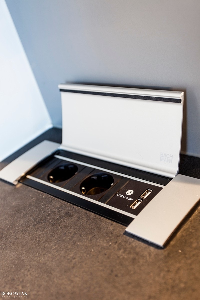 Det er montert stilrene stikkontakter i aluminium i kjøkkenbenken. Disse har også uttak for USB. Galleribilde