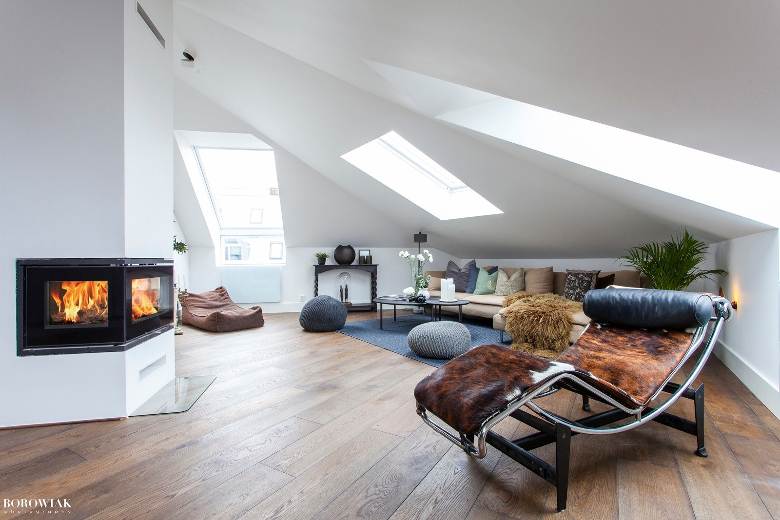 Rais peisovn fra 2016 i stuen med glassflater mot tre sider Galleribilde