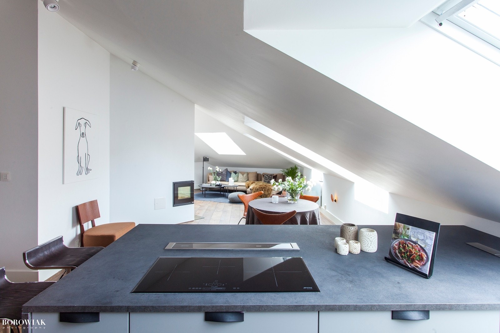 Kjøkkenøyen danner et fint skille mot spisestue og stue Galleribilde