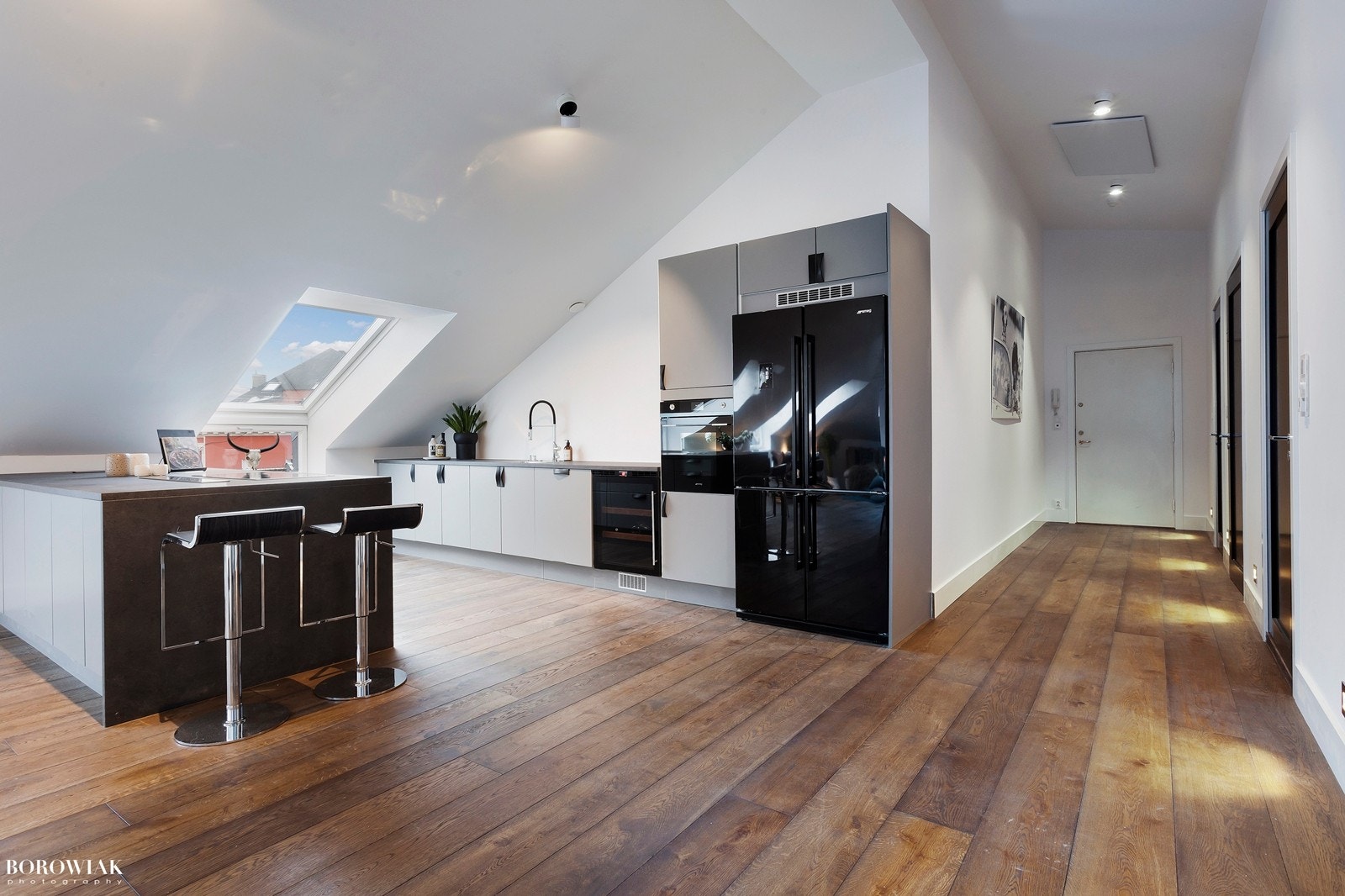 Moderne og velutstyrt kjøkken med spiseplass på kjøkkenøya. Galleribilde