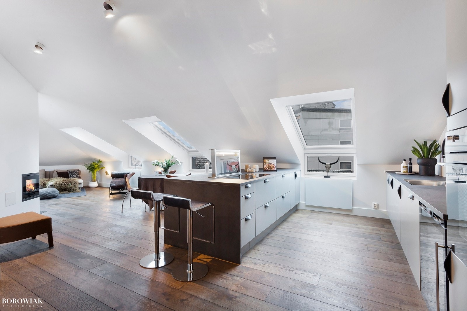 Lekkert kjøkken i åpen løsning mot det store oppholdsrommet. Galleribilde