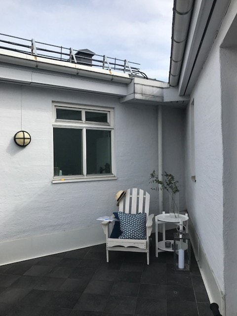 Hyggelig uteplass på svalgangen Galleribilde