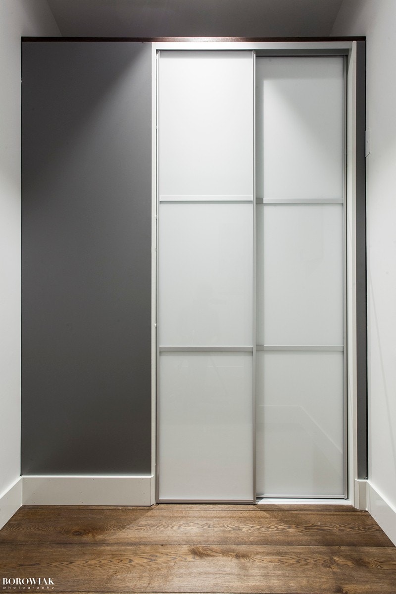 Egen plass for vaskemaskin og tørketommel bak skyvedører fra HTH Galleribilde