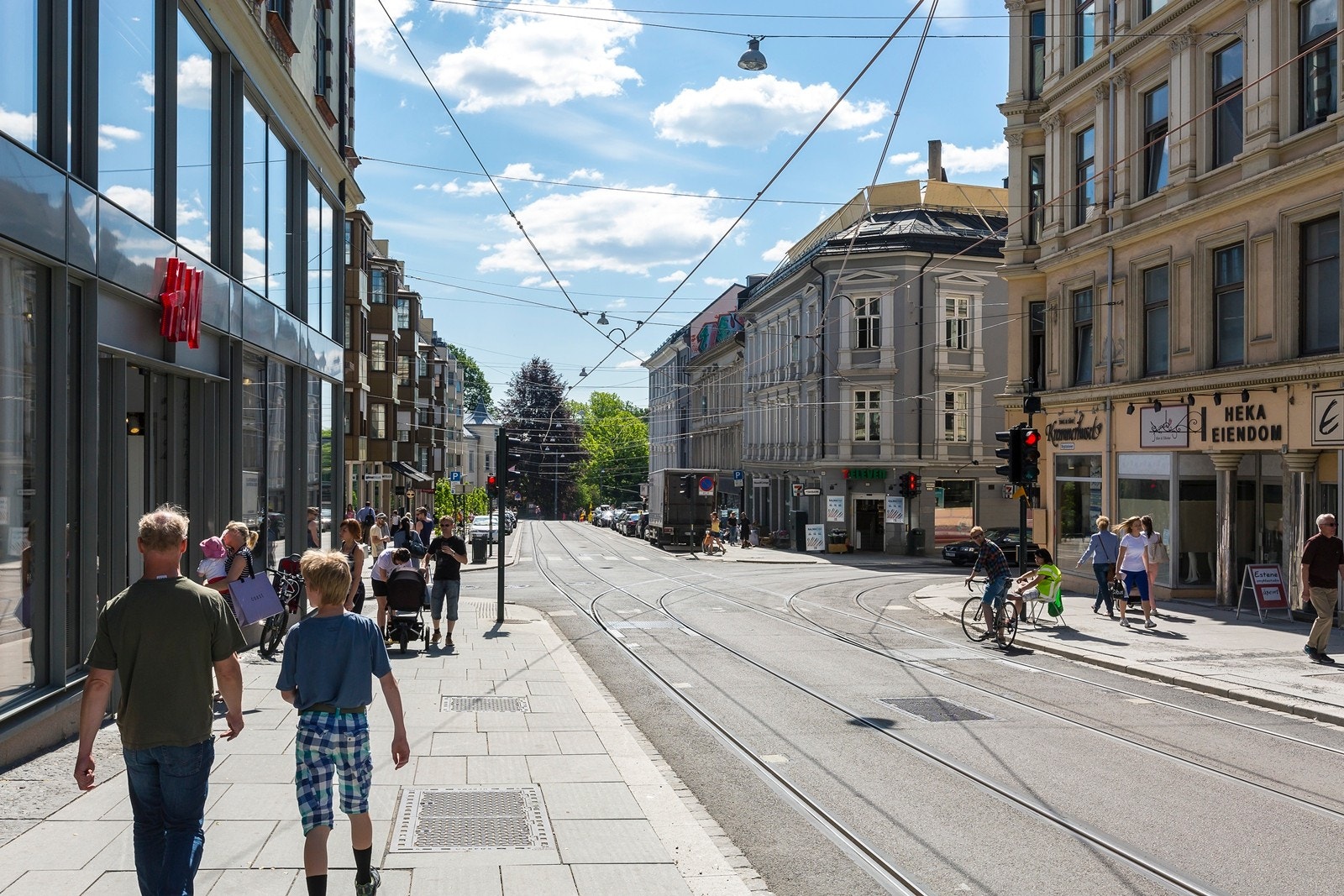 Bogstadveien med sitt rike tilbud av butikker, hyggelige kaffebarer og reatauranter. Galleribilde