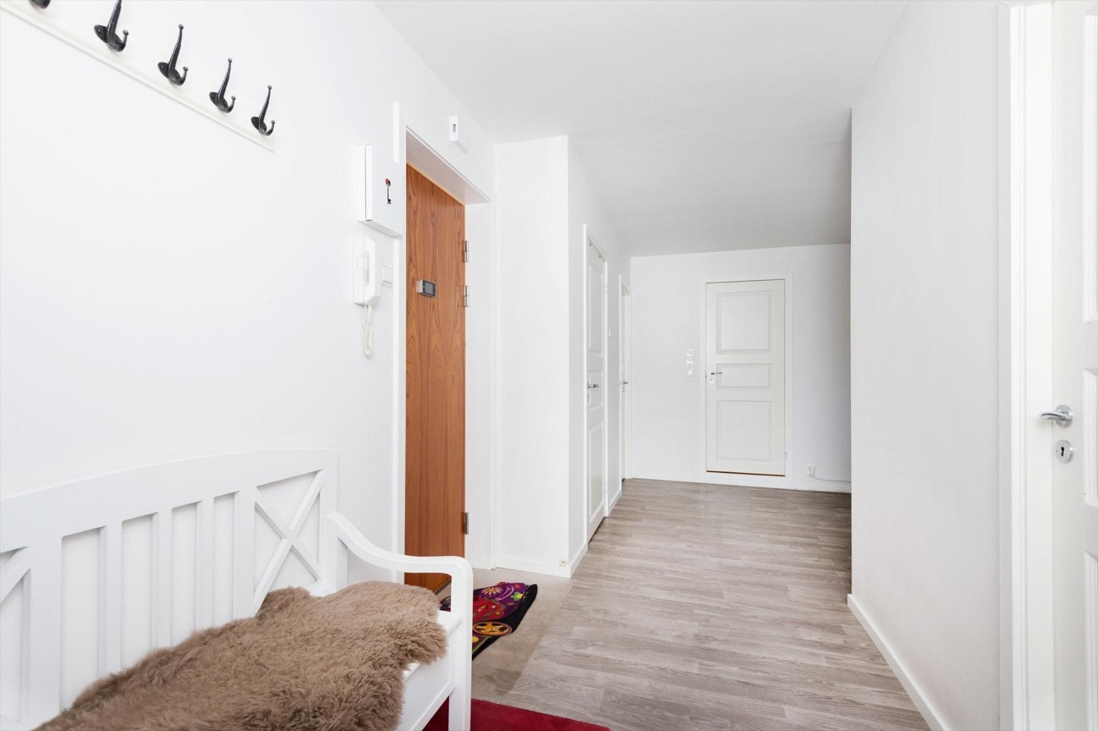 Innbydende entré og gang med praktisk skyvedørsgarderobe. Tilgang til innvendig bod med ekstra oppbevaringsmuligheter. Galleribilde