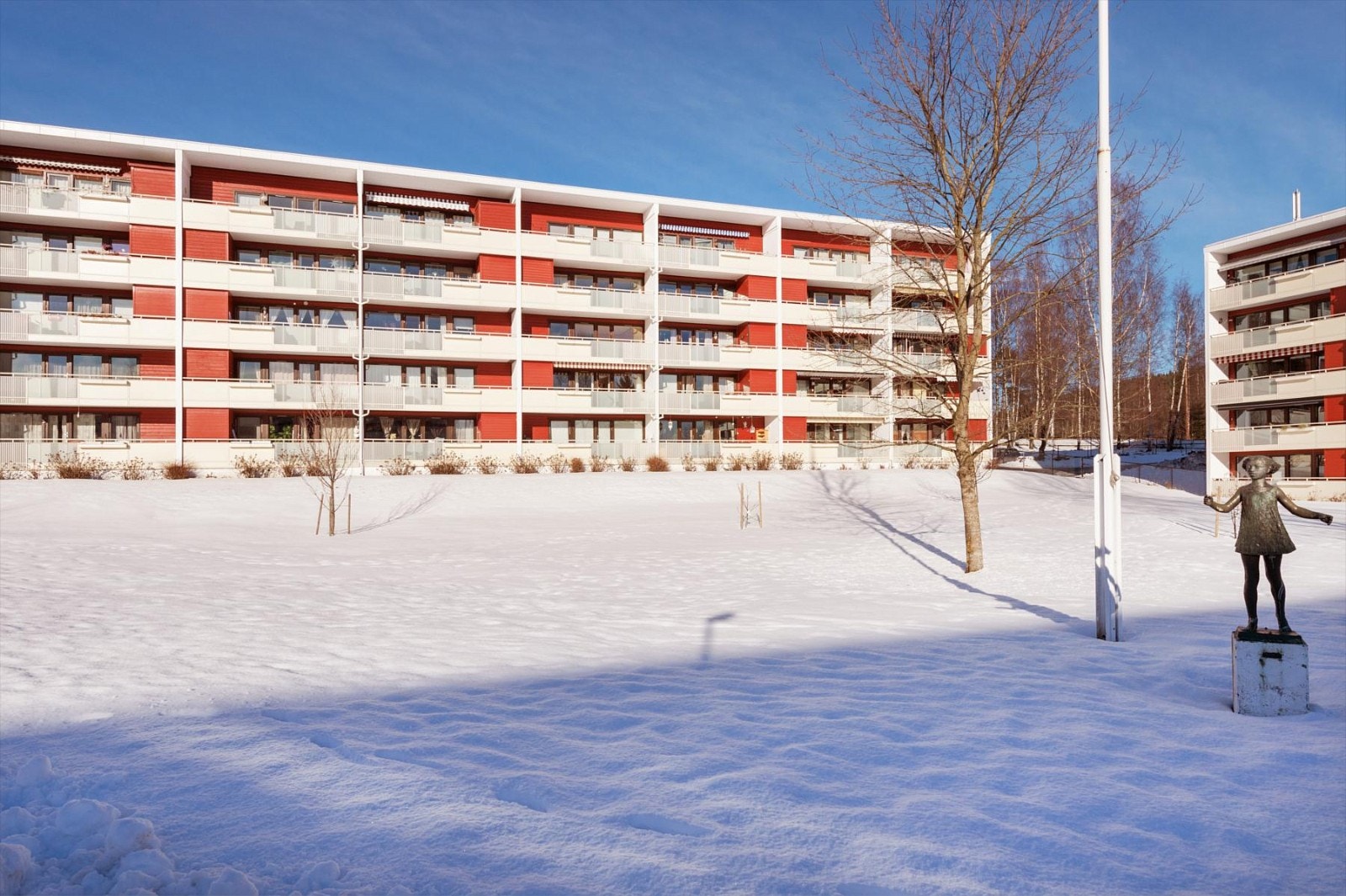 Pent opparbeidede fellesarealer med gressplener, sittegrupper, lekeplasser m.m. Galleribilde