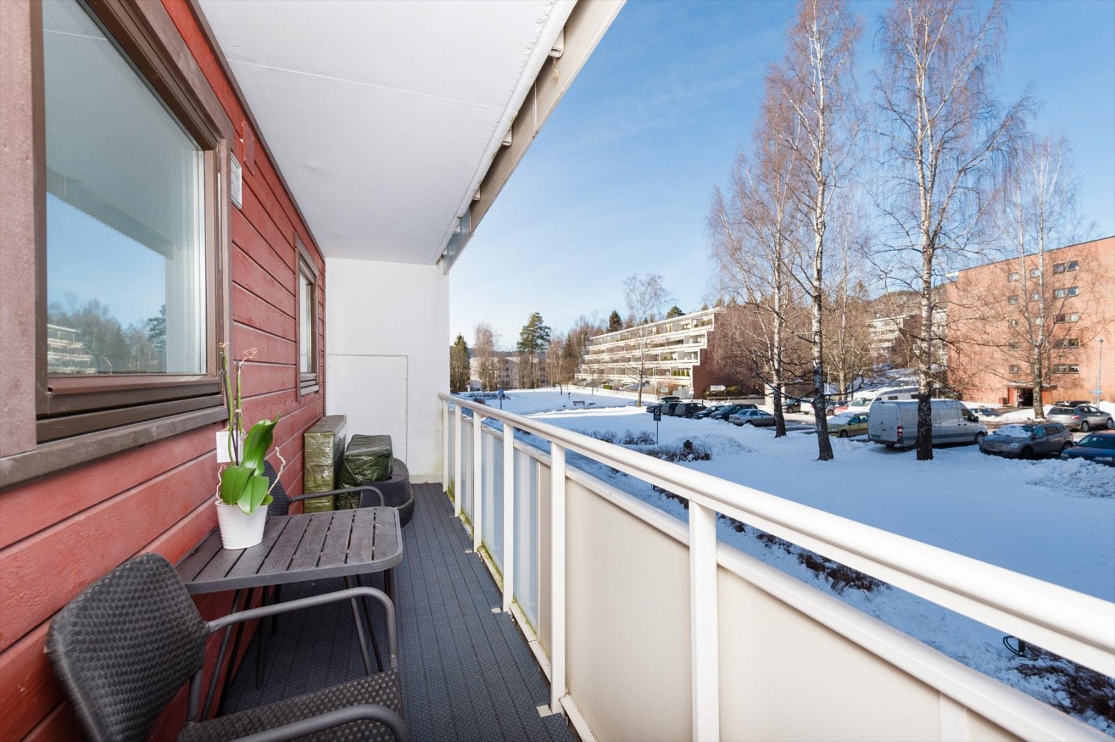 Fra kjøkken er det utgang til balkong på ca. 7,8 kvm. Her kan man nyte frokosten og morgensolen! Galleribilde