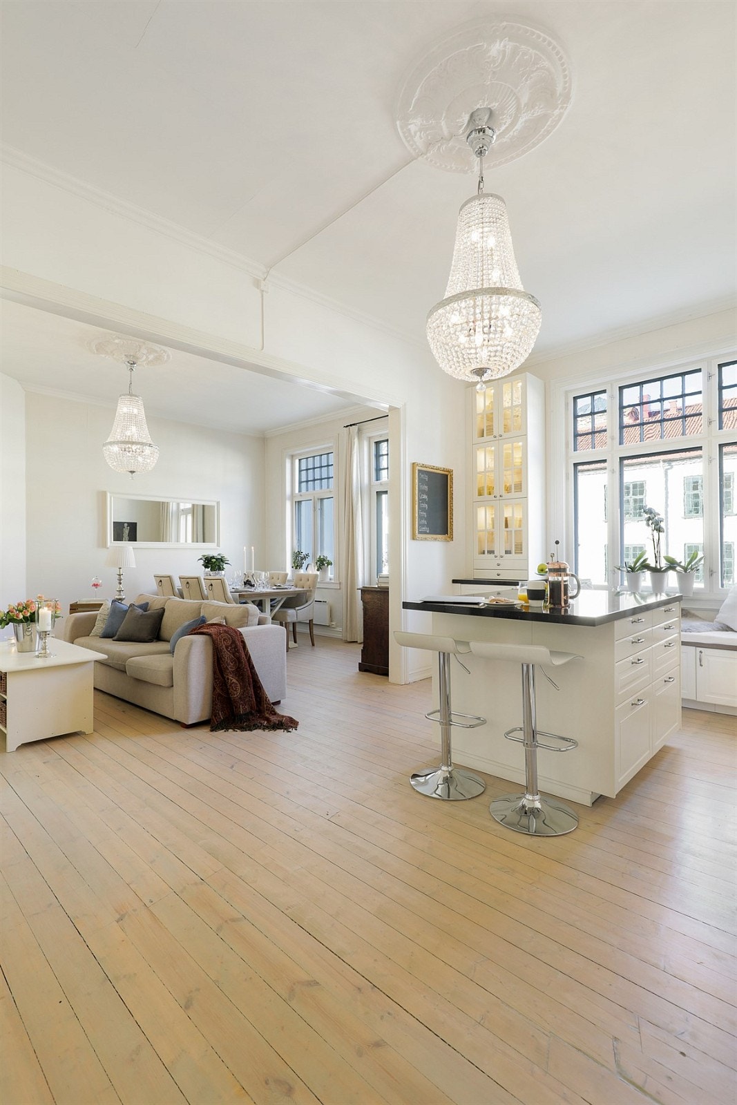 Kjøkkenet i åpen løsning mot spisestuen. Galleribilde