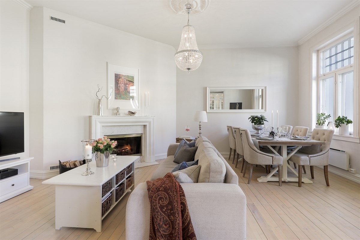 Tv/peisestue i åpen løsning mot spisestuen. Galleribilde