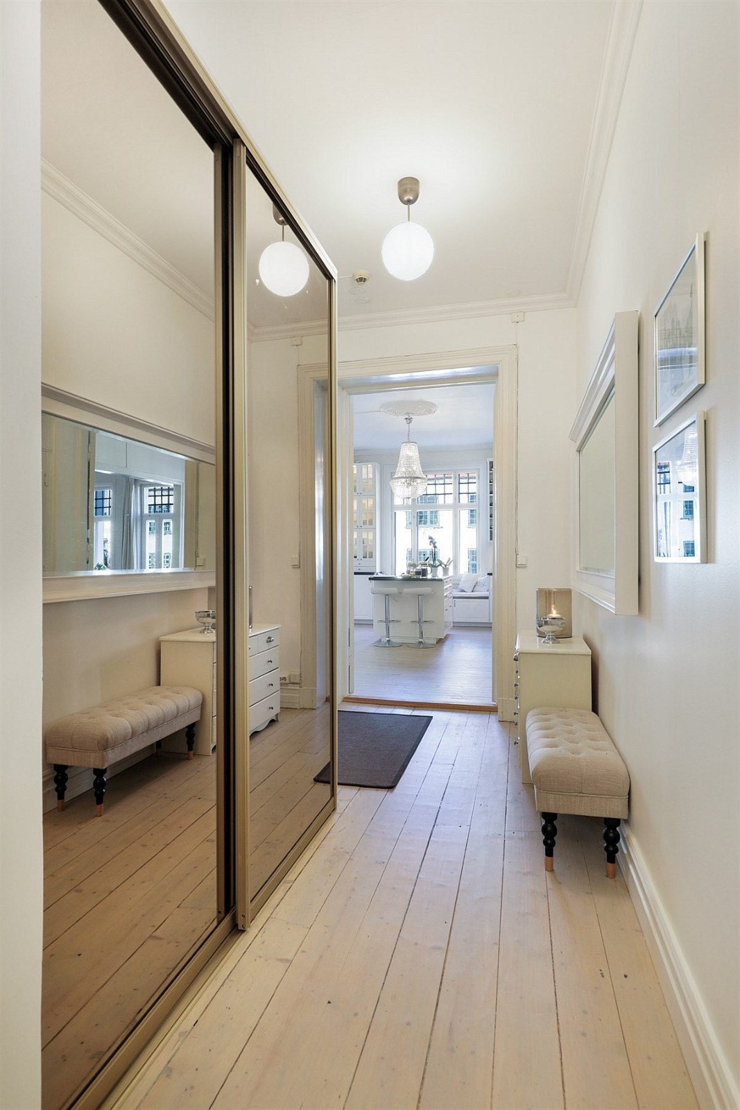 Praktiske skap i gangen. Galleribilde