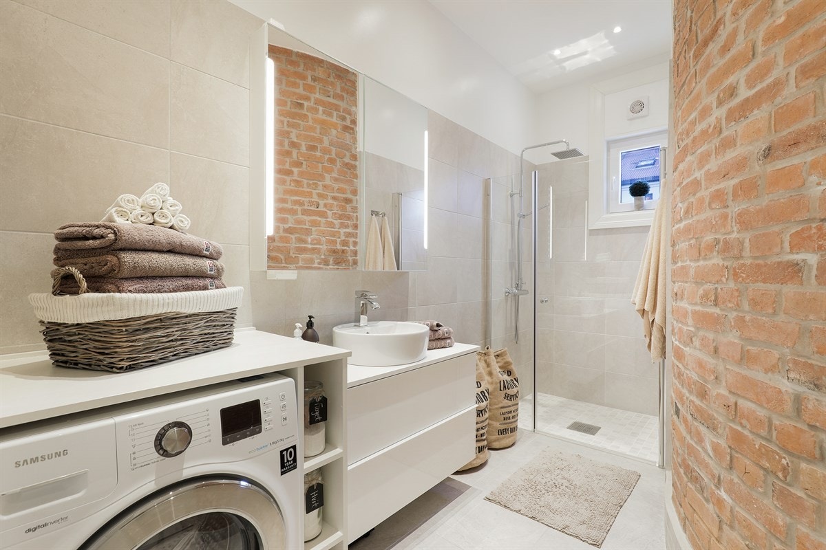 Lekkert moderne bad med plass til vaskemaskin. Galleribilde