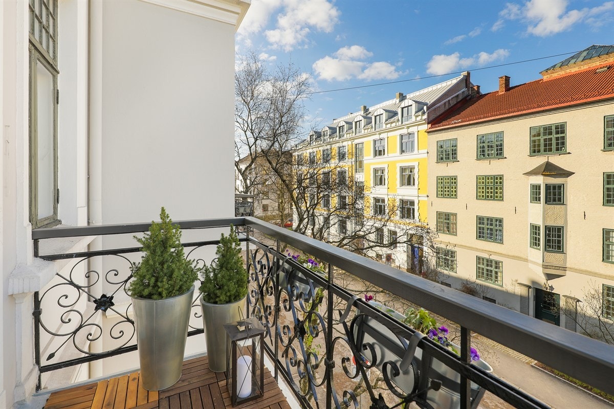 Med solrik balkong. Galleribilde