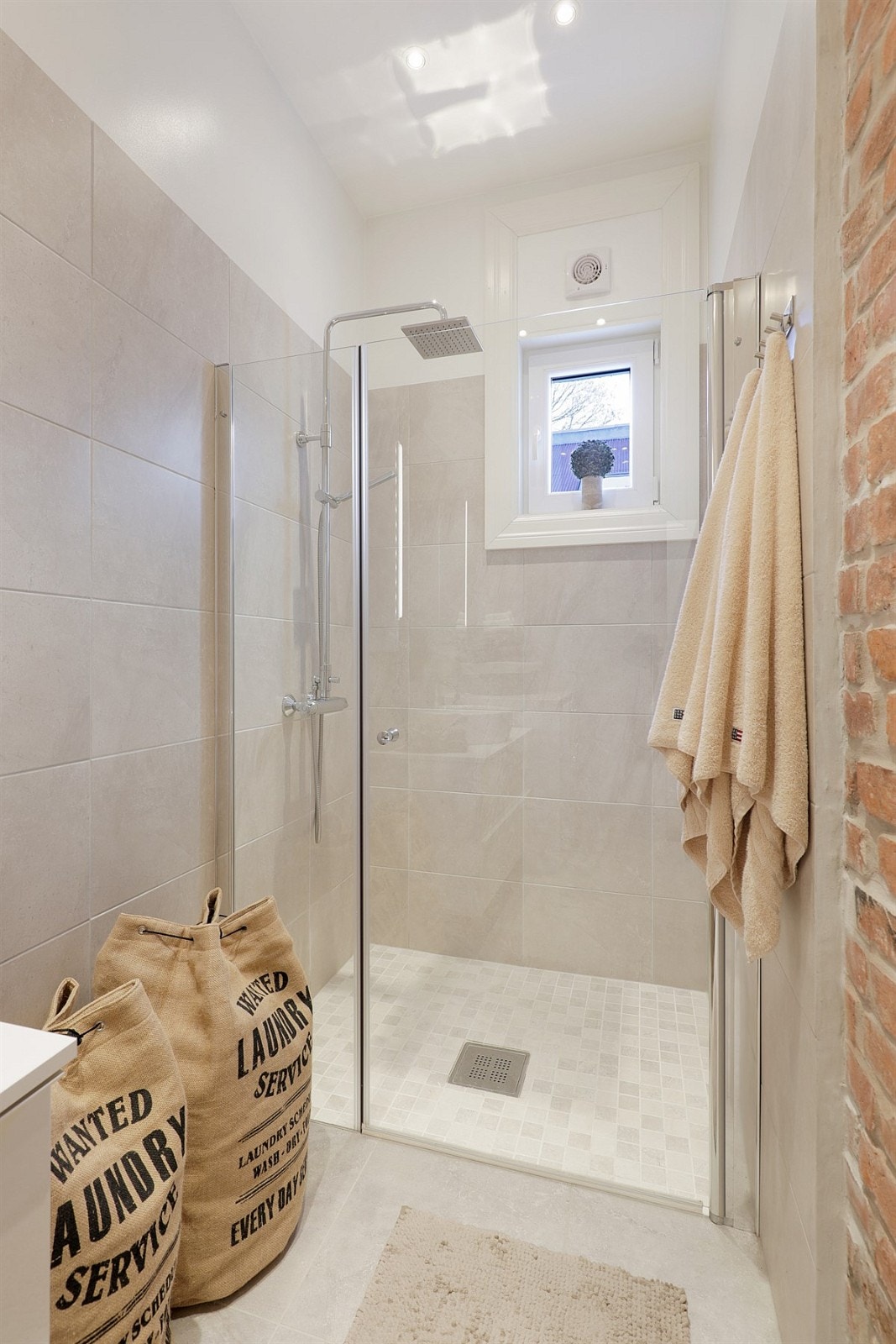 Dusjnisje med rainshower. Galleribilde