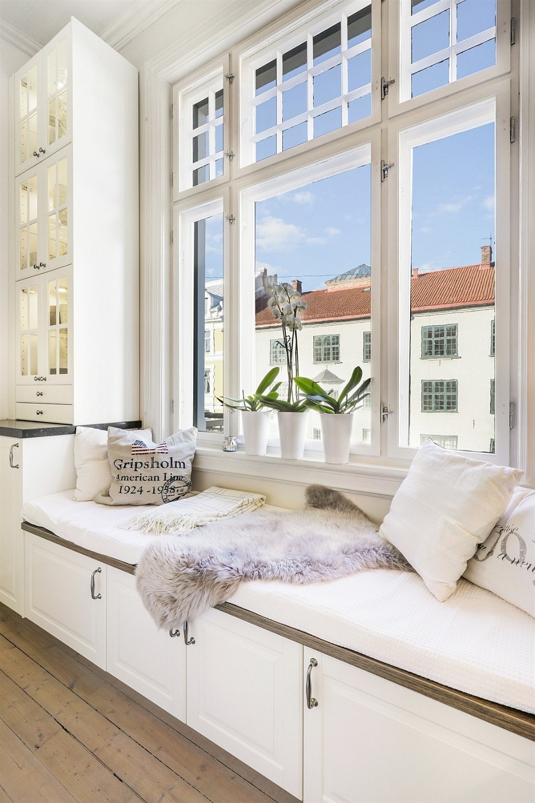 Praktisk benk ved vinduet på kjøkkenet. Galleribilde