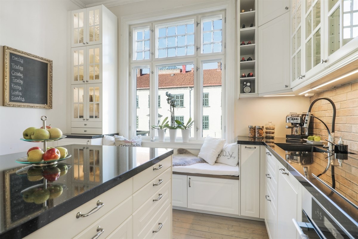 Godt med skapplass på kjøkkenet. Galleribilde