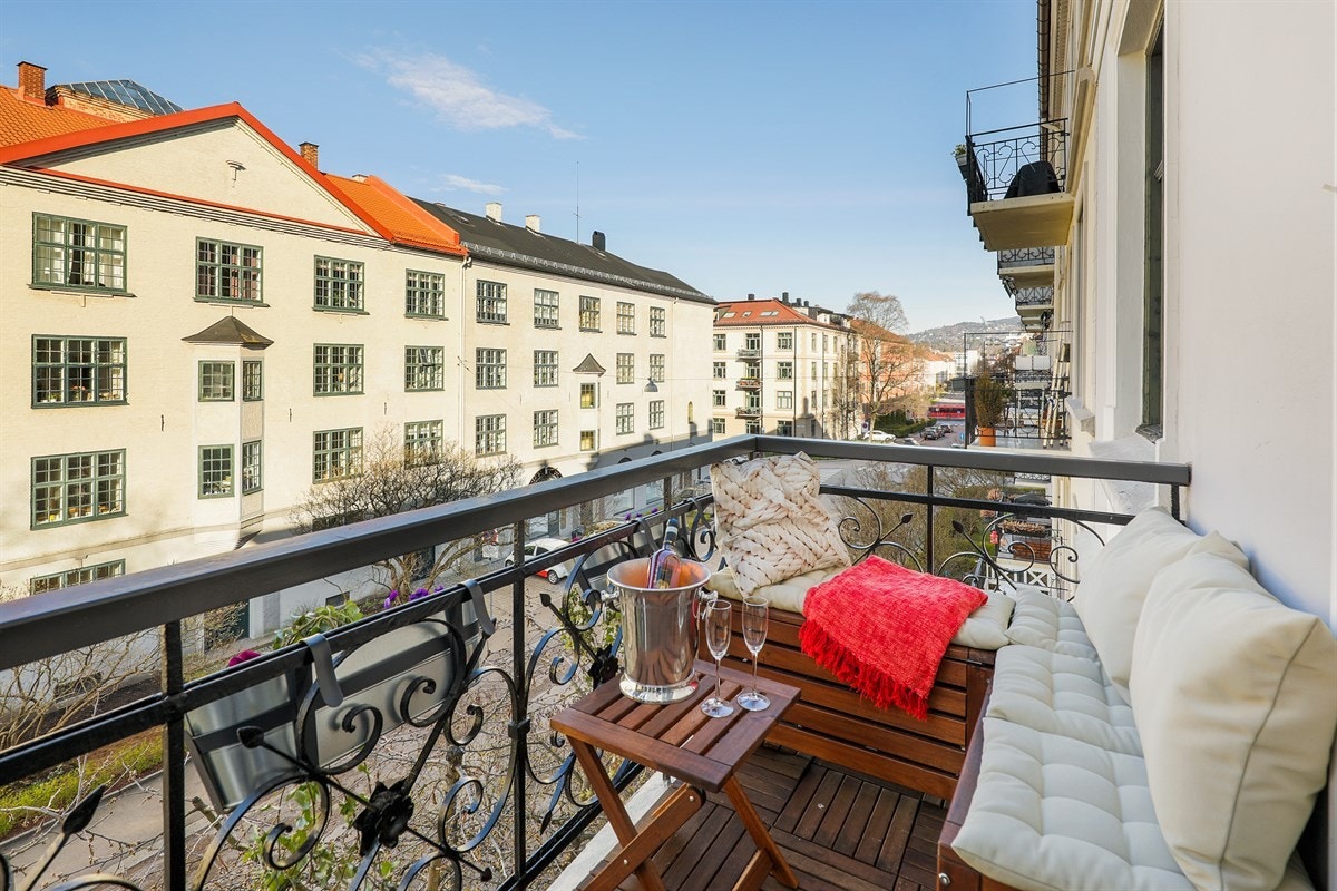 Balkongen vender syd/vest med svært gode solforhold. Galleribilde
