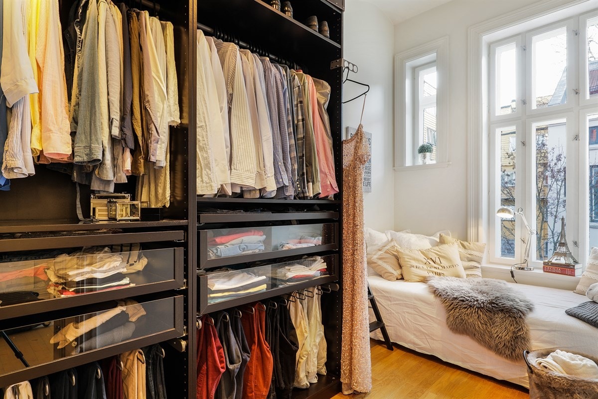 Påkledningsrom med gjesteseng. Galleribilde