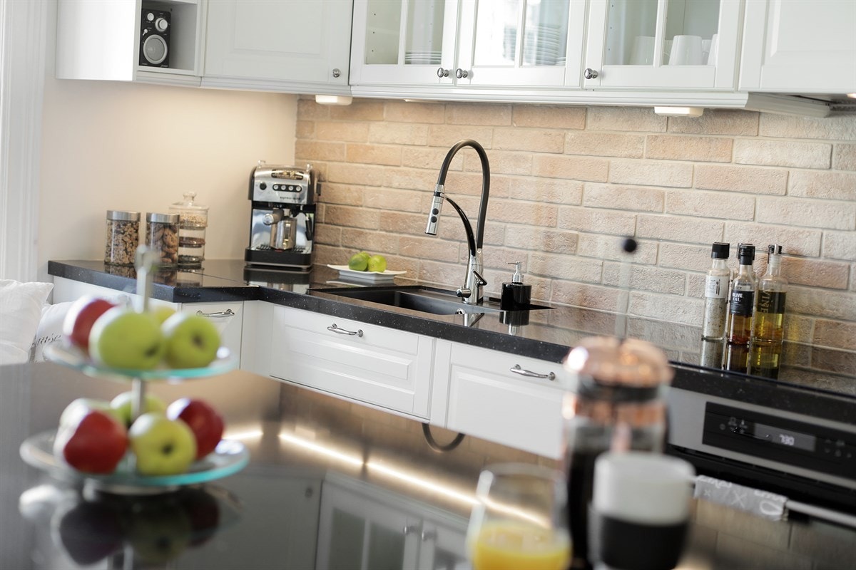 Integrerte hvitevarer og flotte store benkeflater. Galleribilde