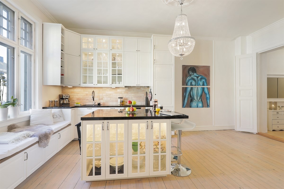 Kjøkkenet er leilighetens samlingspunkt og perfekte sosiale arena. Galleribilde