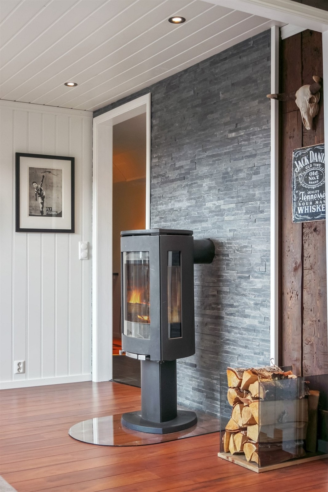 Delikat og funksjonelt ildsted sikrer god varme og knitrende hygge. Galleribilde