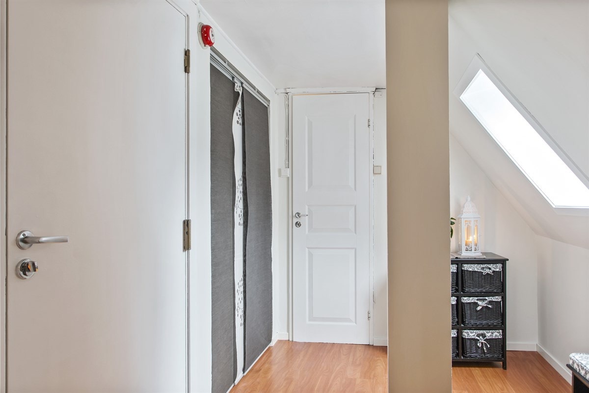 Det er rikelig med plass til å henge fra seg yttertøy, samt sette fra seg skoene. Galleribilde