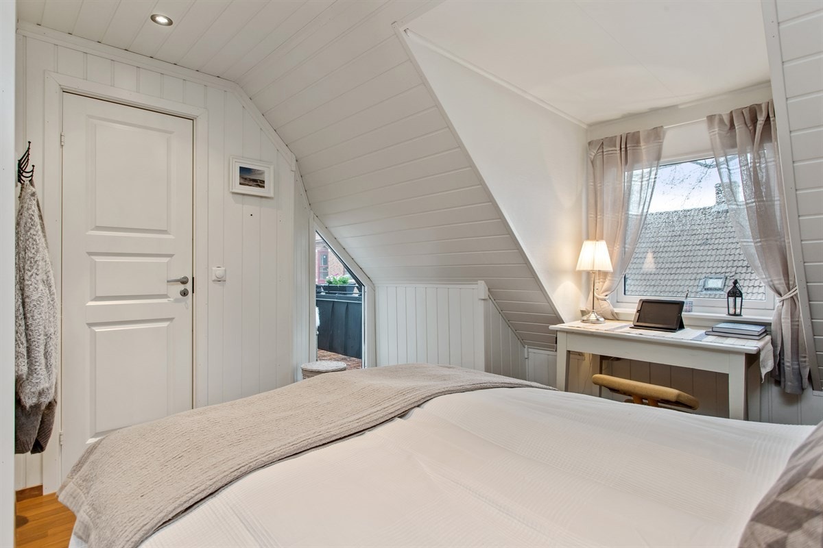 To vindusflater sikrer godt med naturlig lysinnslipp. Galleribilde