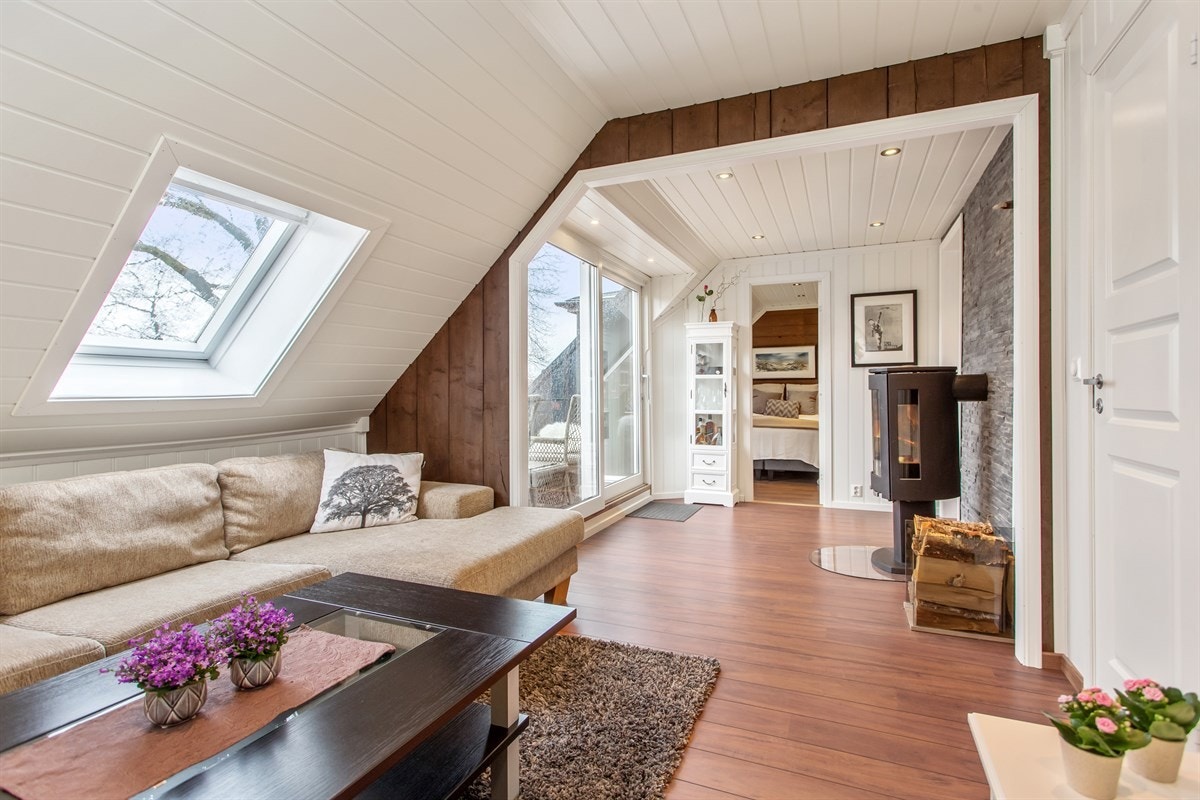 De originale trebjelkene fungerer som en rustikk kontrast til leilighetens ellers så moderne uttrykk. Galleribilde