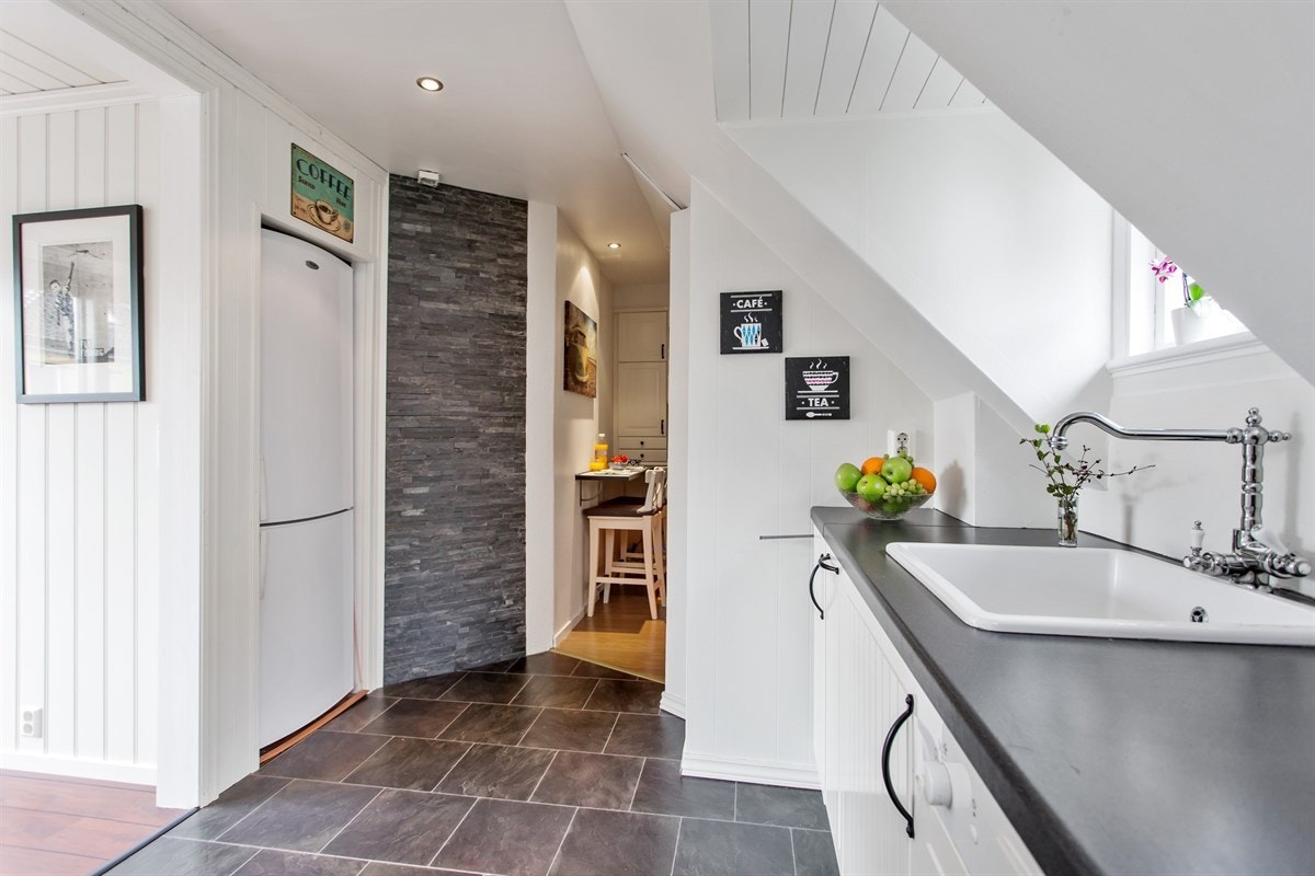 Det er innredet med en spisekrok i enden av kjøkkenet. Galleribilde