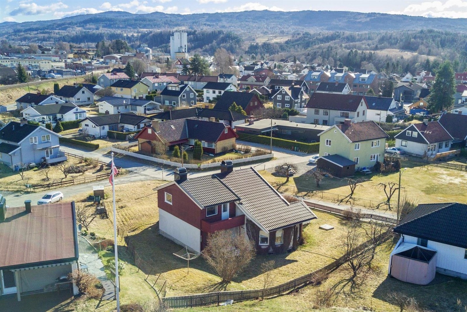 Boligen ligger på en liten høyde med god utsikt og lite innsyn sentralt i Hønefoss Sentrum Nord Galleribilde