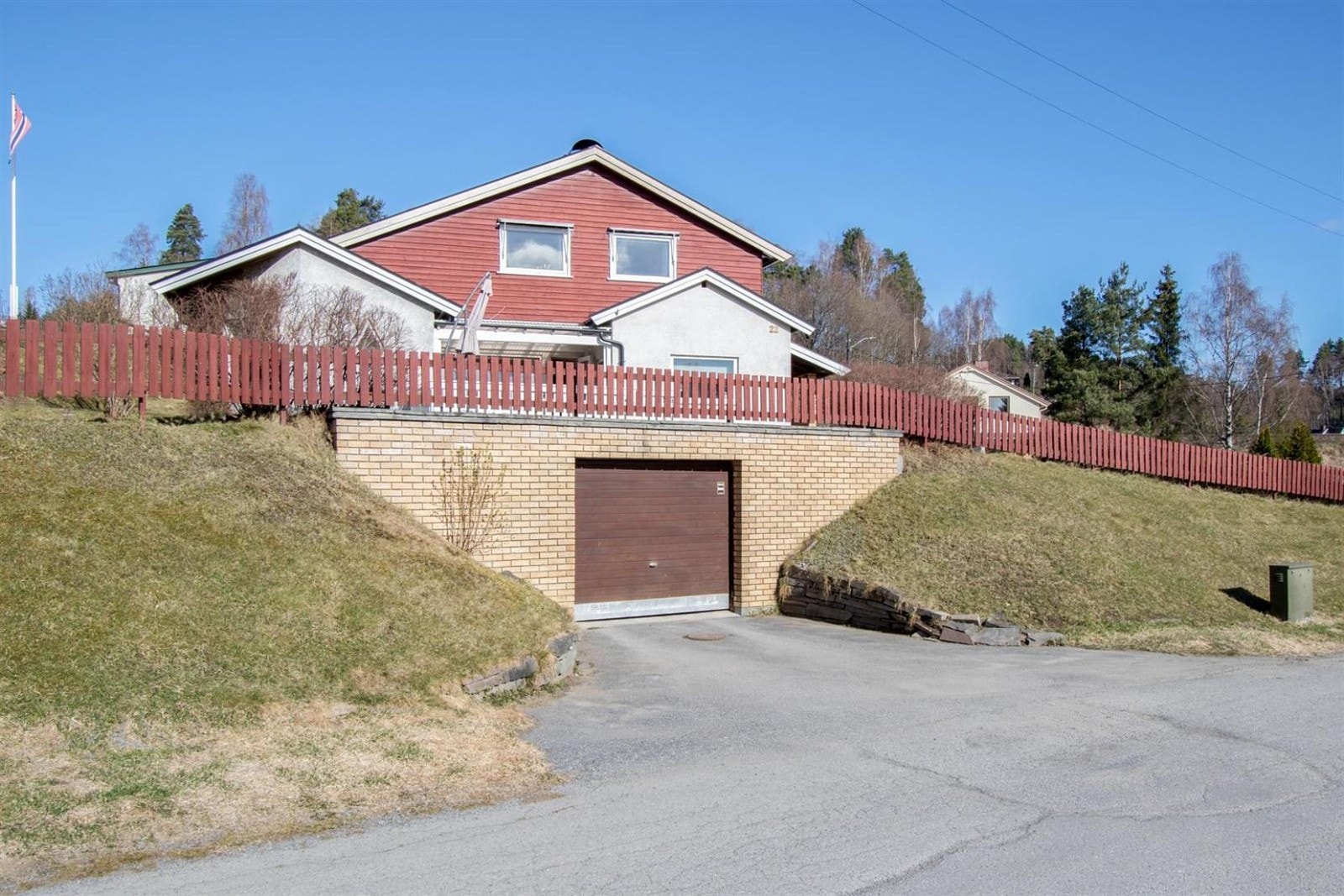 Adkomst til garasje/kjeller via garasjeport på bakkeplan. Galleribilde