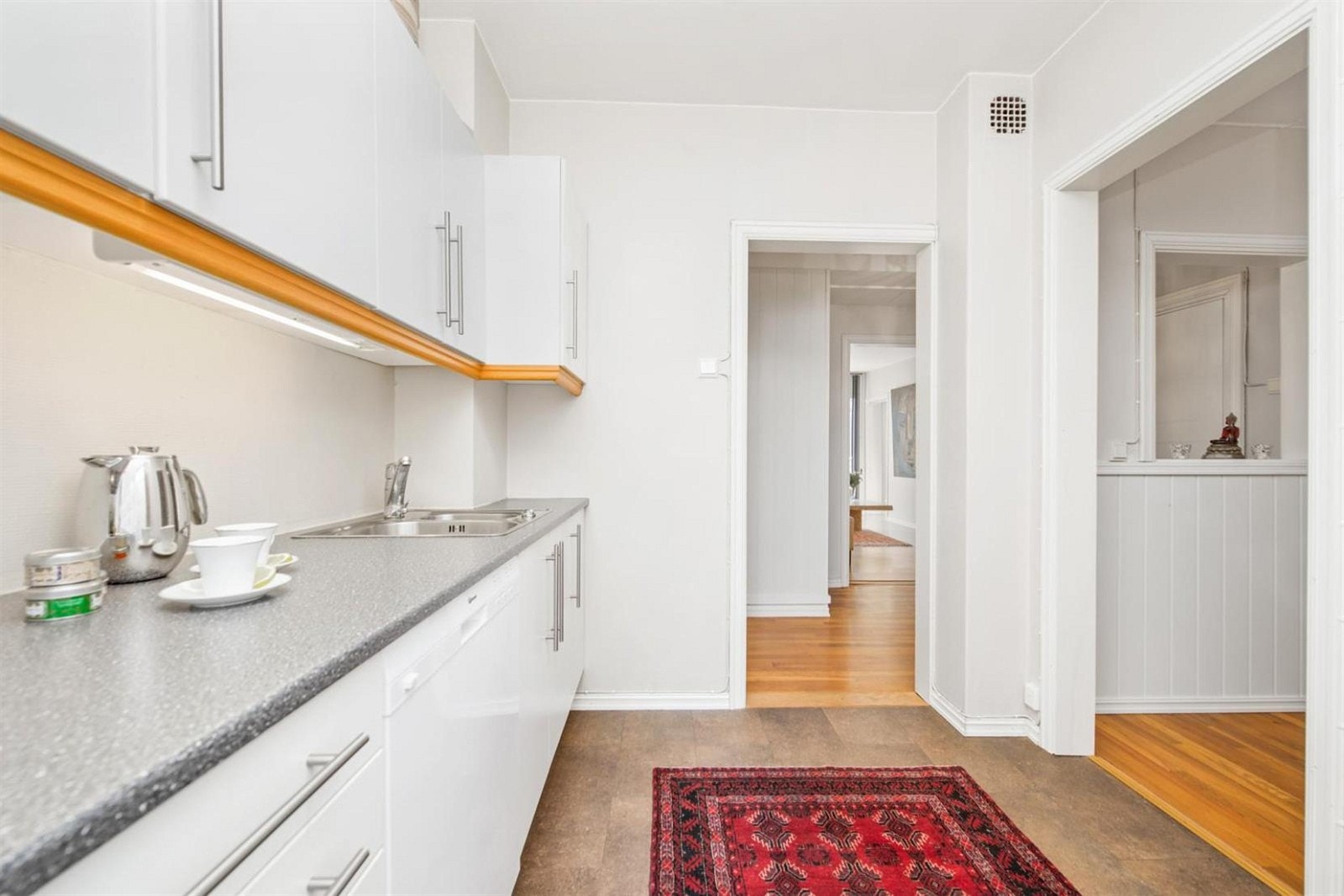 Delvis åpen løsning mellom kjøkkenet og nåværende sovealkove. Her er det muligheter til å endre på planløsningen Galleribilde