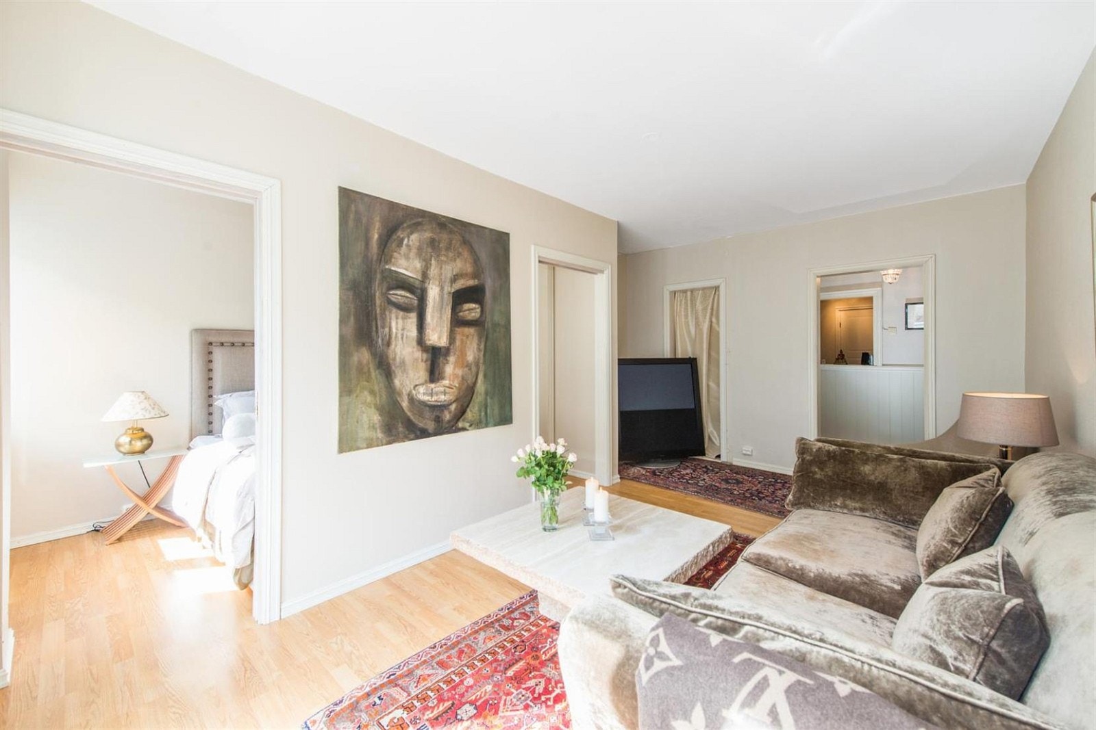 Fra stuen har du praktisk adkomst til soverommet fra to sider Galleribilde