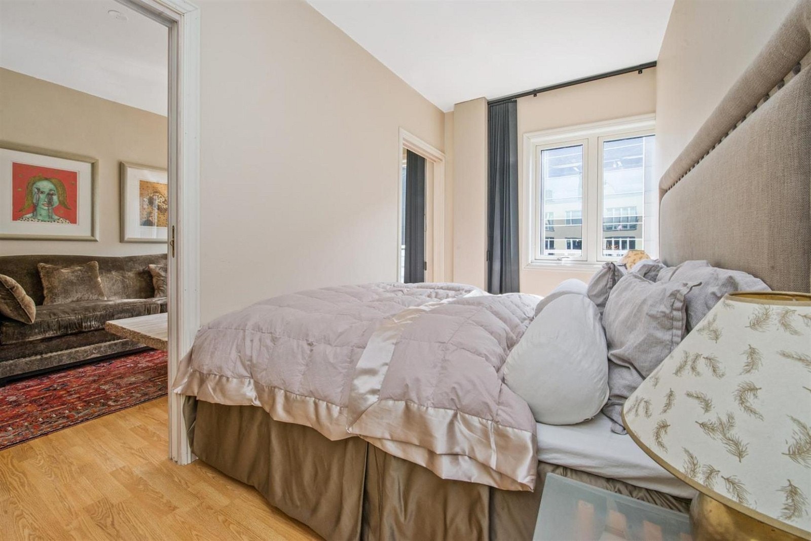 Hyggelig soverom med god plass til dobbeltseng Galleribilde